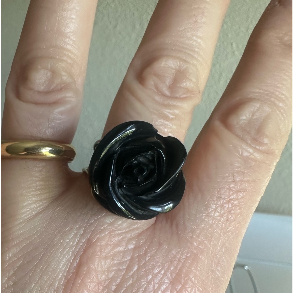 Black Onyx and white 18k gold carved rose ring. Custom made in Italy